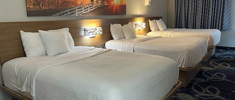 Suíte, várias camas (3 Queen Beds) | Escrivaninha, ferros/tábuas de passar roupa, berços (sobretaxa)