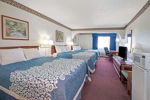 Suite, Multiple Beds (3 Queen Beds)