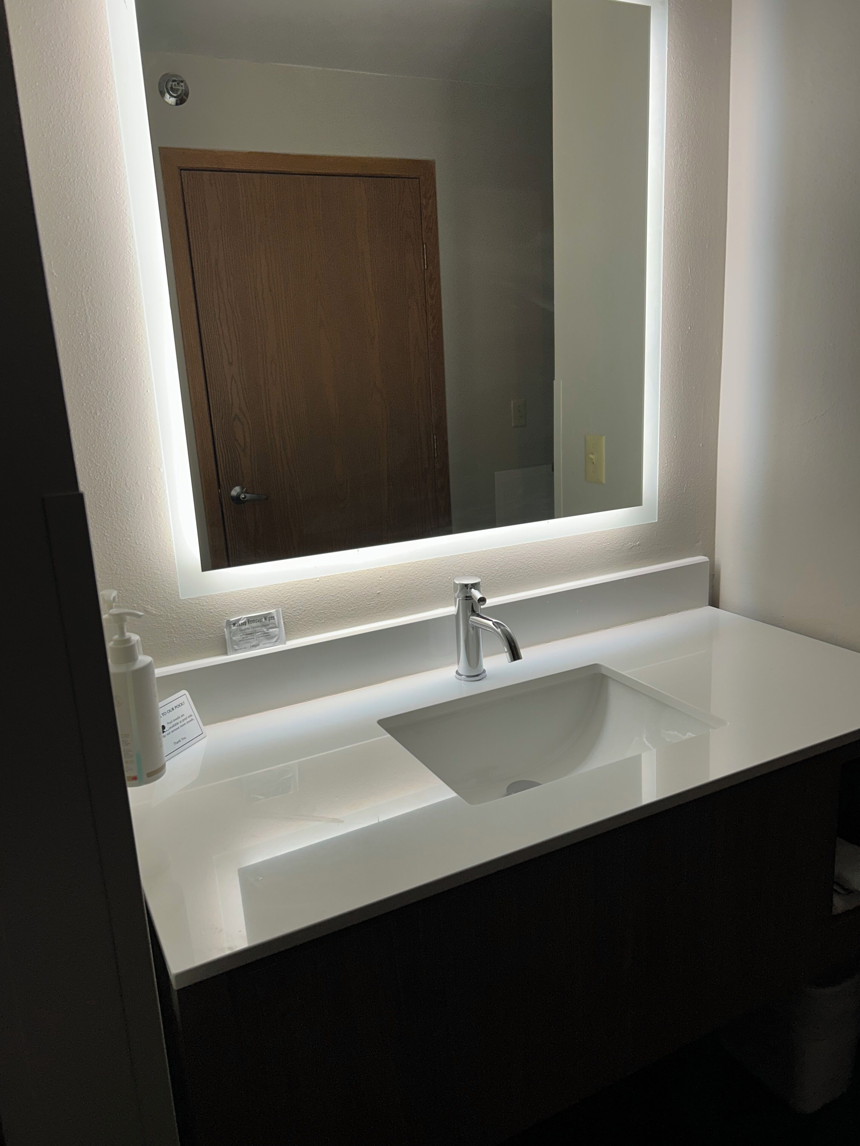 Kombinert dusj/badekar, toalettartikler (inkludert) og hårføner