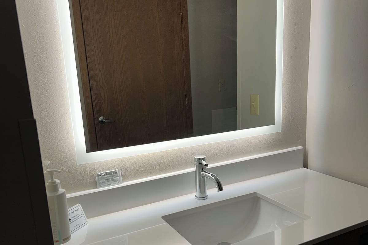 Kombinert dusj/badekar, toalettartikler (inkludert) og hårføner