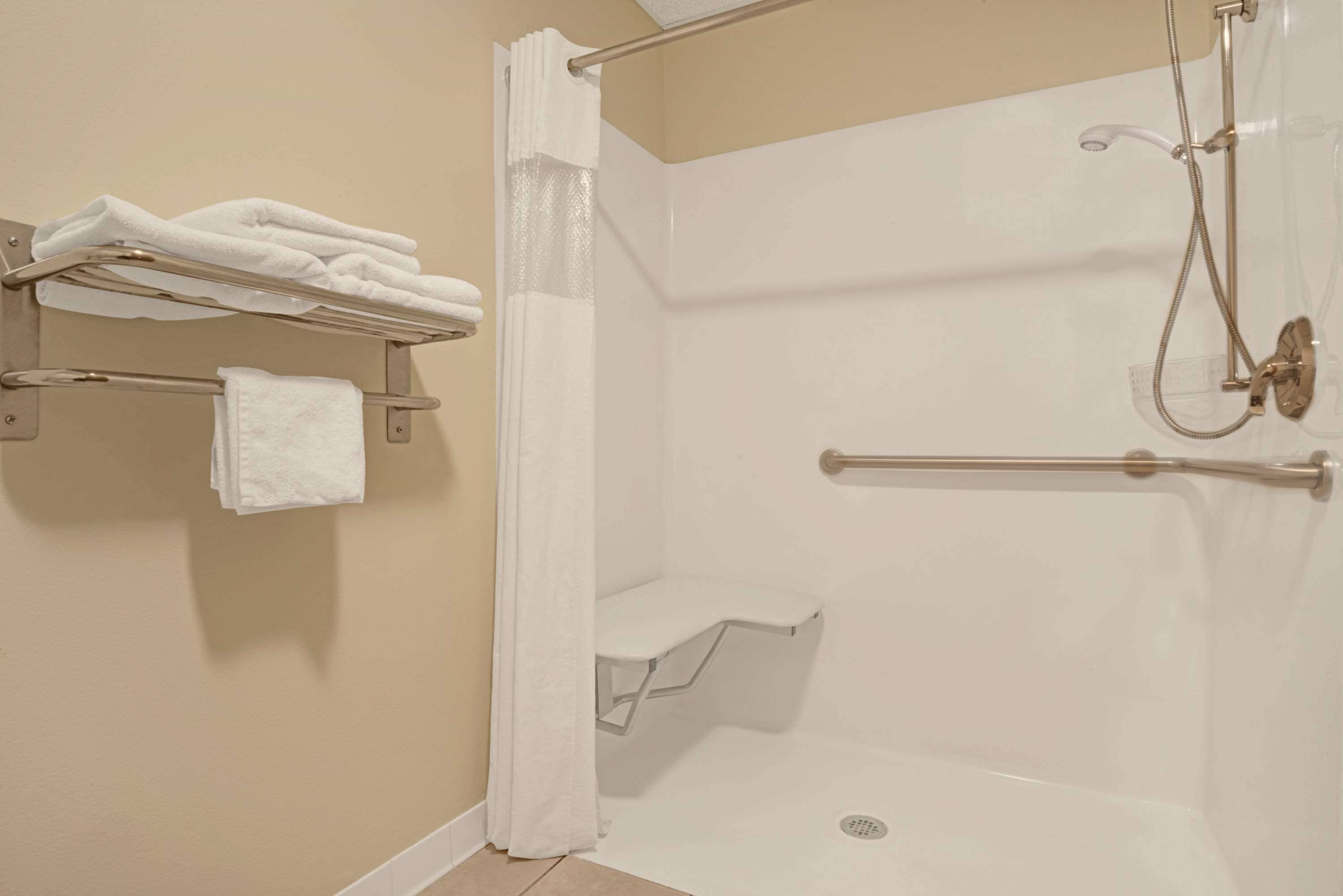 combined shower/bathtub, free toiletries, hair dryer, towels