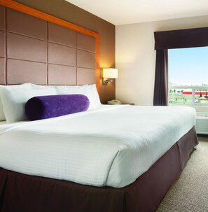Premium bedding, desk, blackout drapes, iron/ironing board - Prairie Crest Calgary Airport (Calgary)