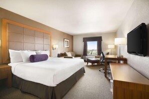 Premium bedding, desk, blackout drapes, iron/ironing board - Days Inn by Wyndham Calgary Airport (Calgary)