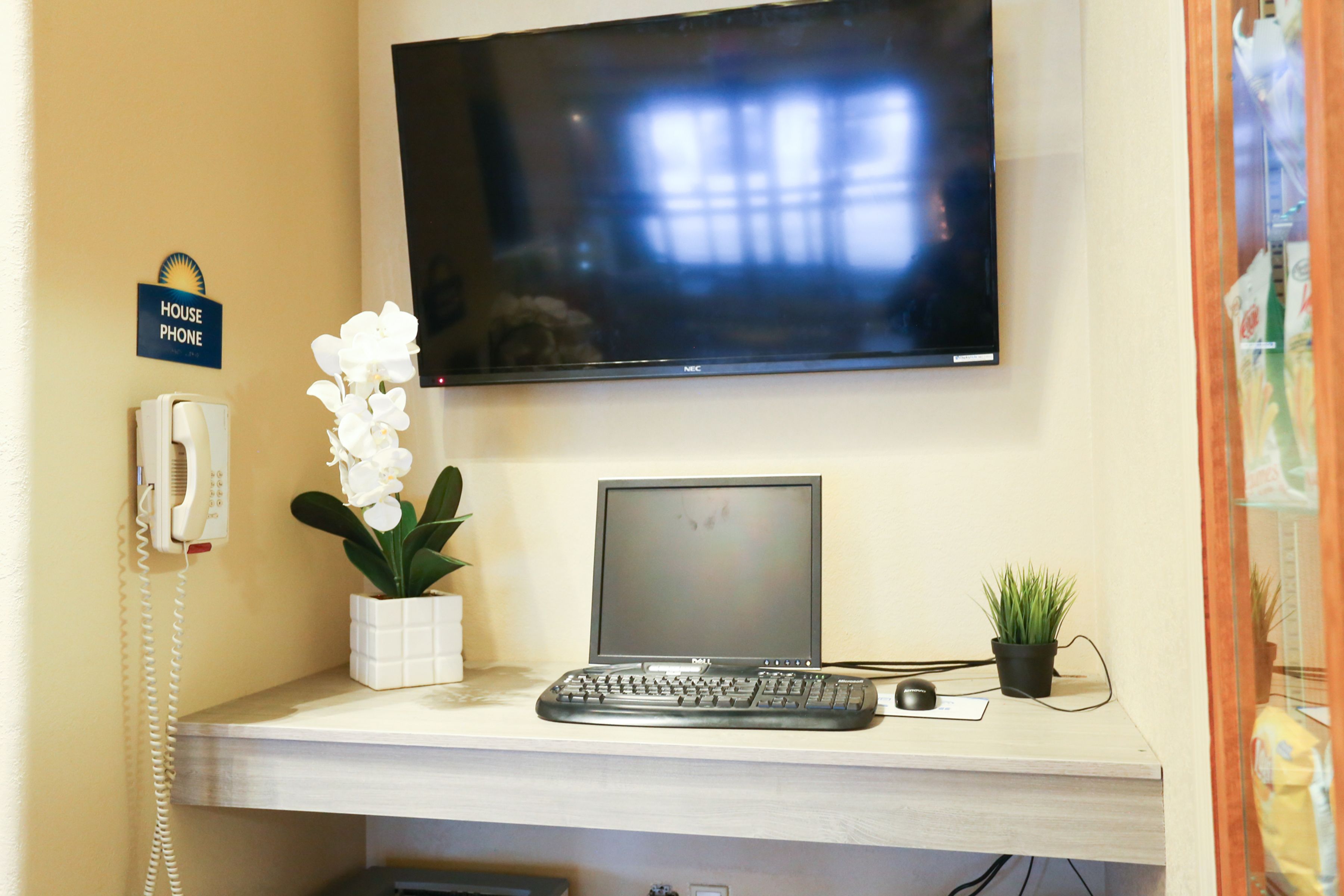 Photo - Days Inn by Wyndham Calgary Airport