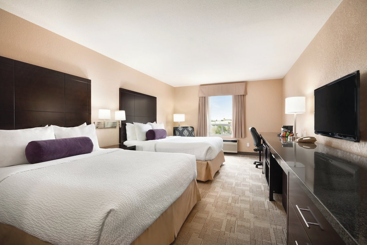 Quarto standard, 2 camas Queen | Roupas de cama premium, escrivaninha, cortinas blackout