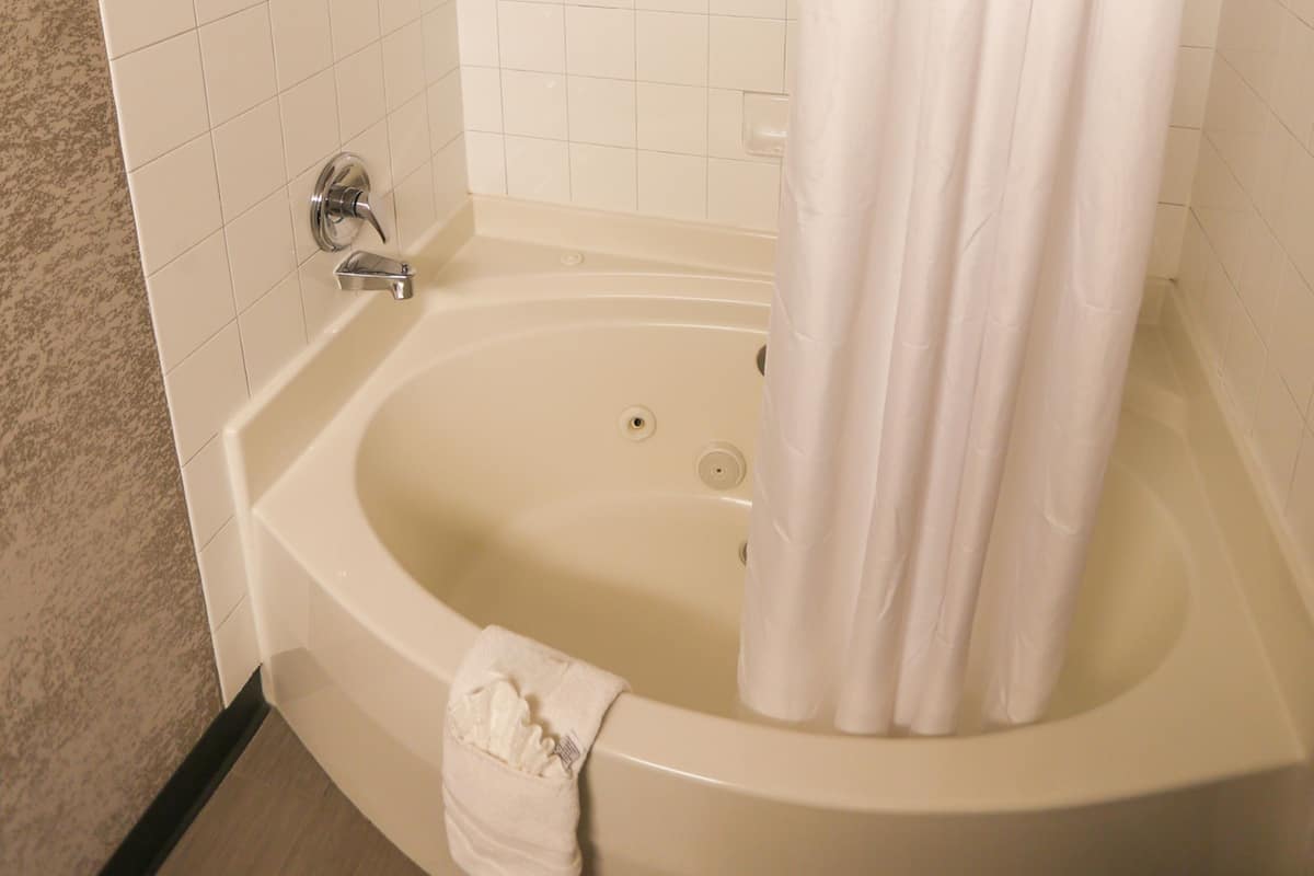 Roupas de cama premium, escrivaninha, cortinas blackout