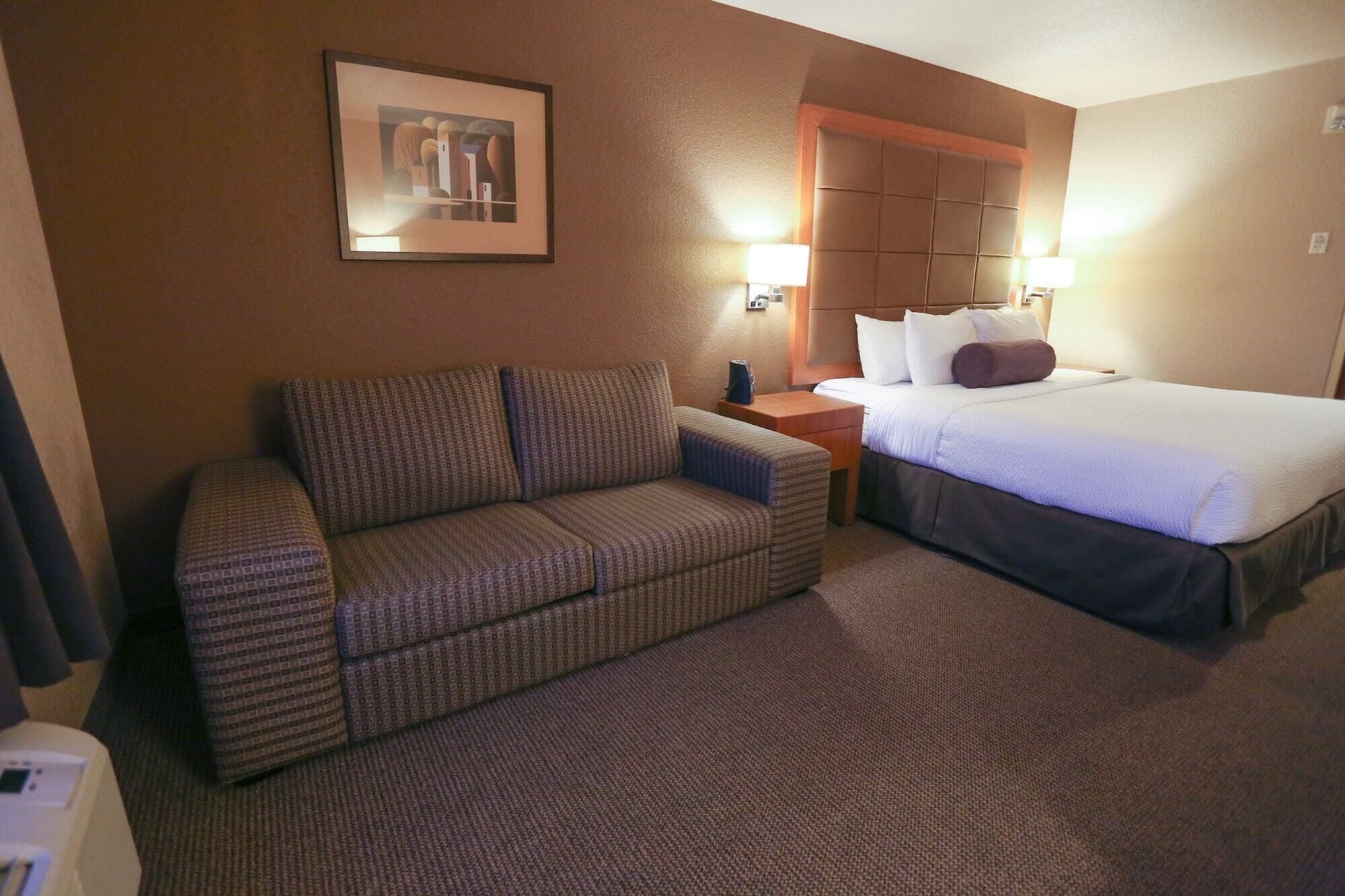Sengetøy av topp kvalitet, skrivebord og blendingsgardiner