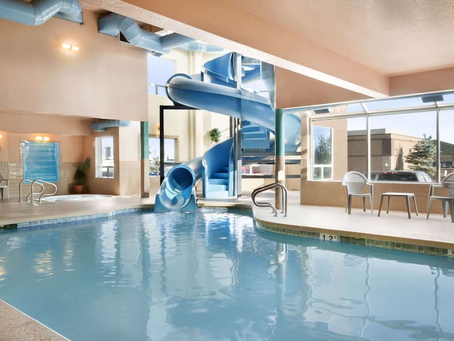 Indoor pool, pool loungers