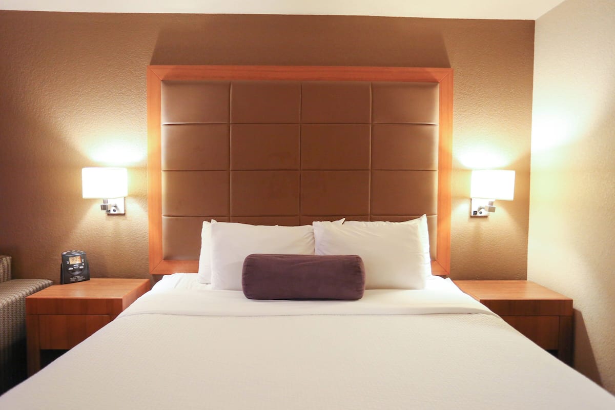 Quarto premium, 1 cama King | Roupas de cama premium, escrivaninha, cortinas blackout