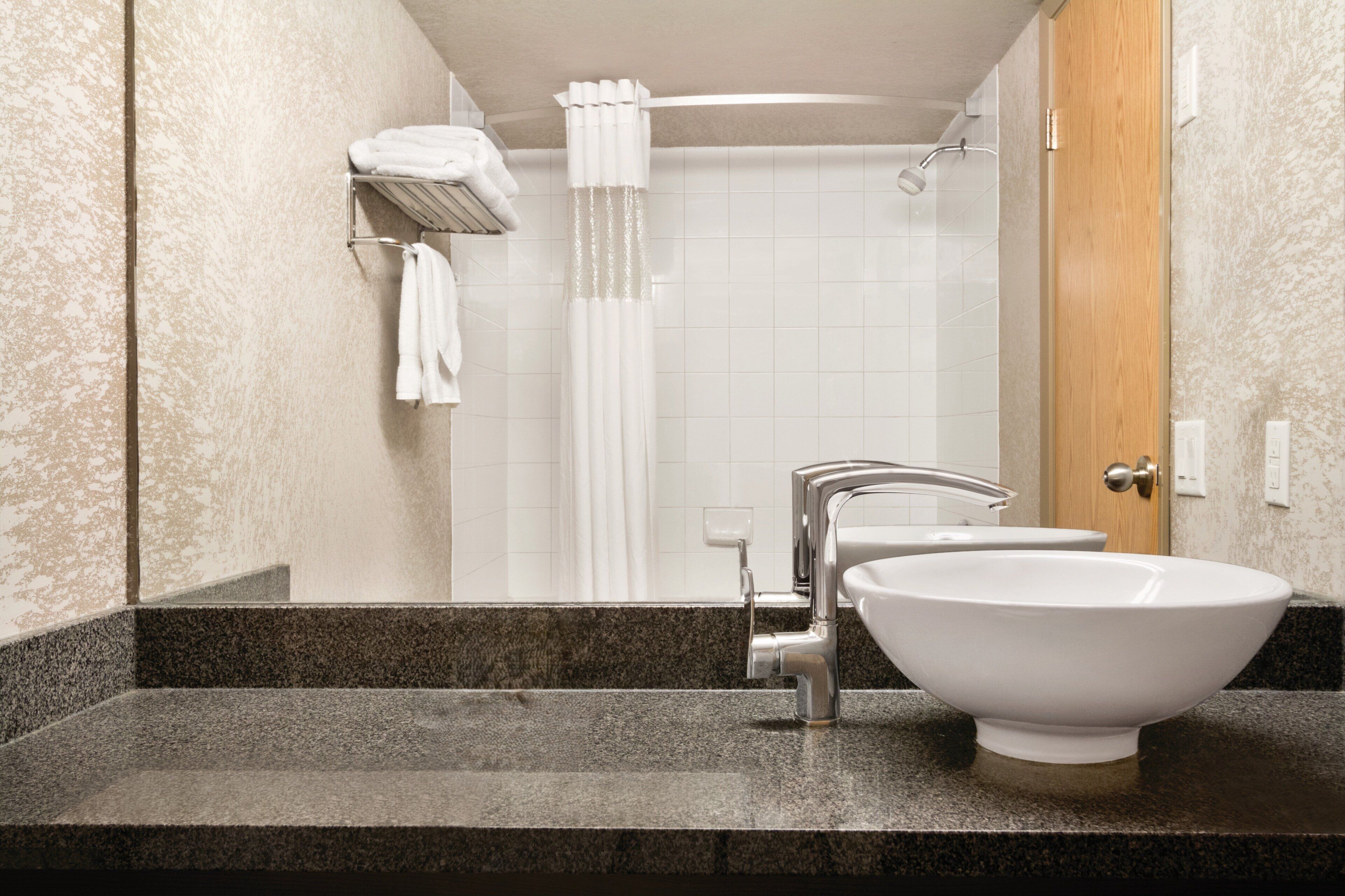 Roupas de cama premium, escrivaninha, cortinas blackout