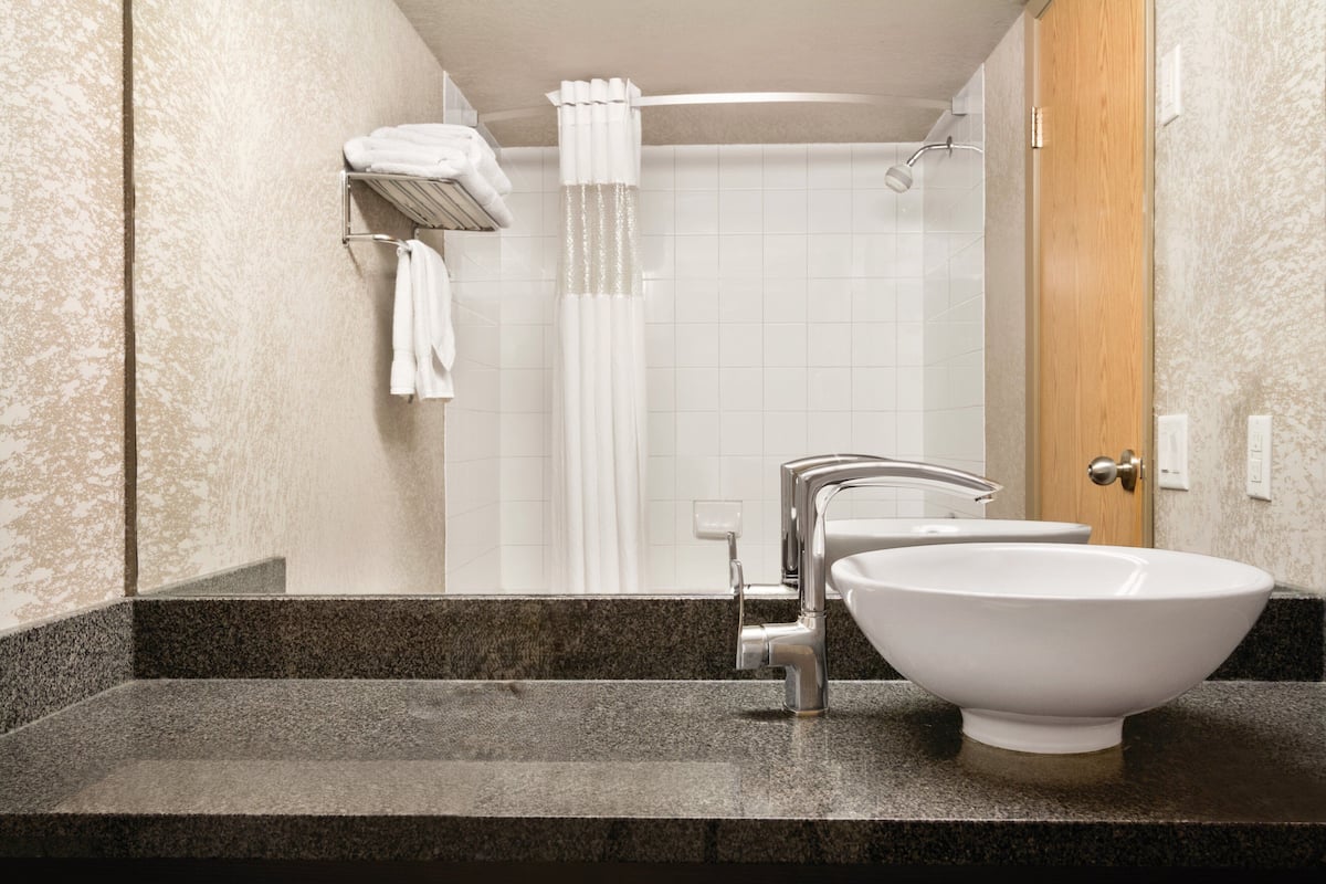 Roupas de cama premium, escrivaninha, cortinas blackout