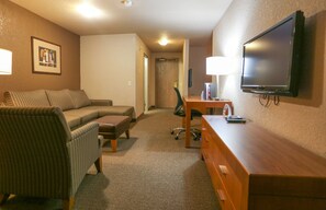 Suite, 1 King-Bett | Wohnbereich