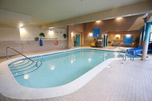 Indoor pool, sun loungers - Days Inn by Wyndham Calgary Airport (Calgary)