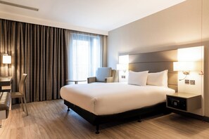 Deluxe Room, 1 King Bed, Non Smoking | 1 bedroom, pillow-top beds, in-room safe, desk