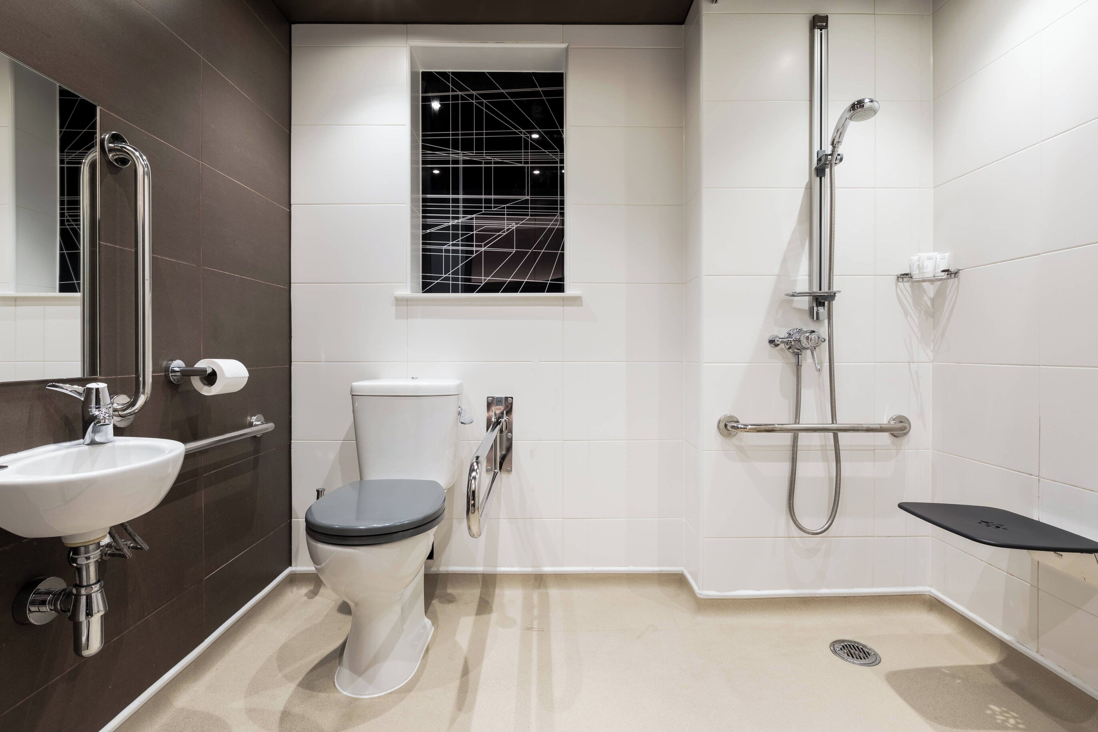 deluxe room, 1 king bed, non smoking | bathroom | shower, free toiletries, hair dryer, towels