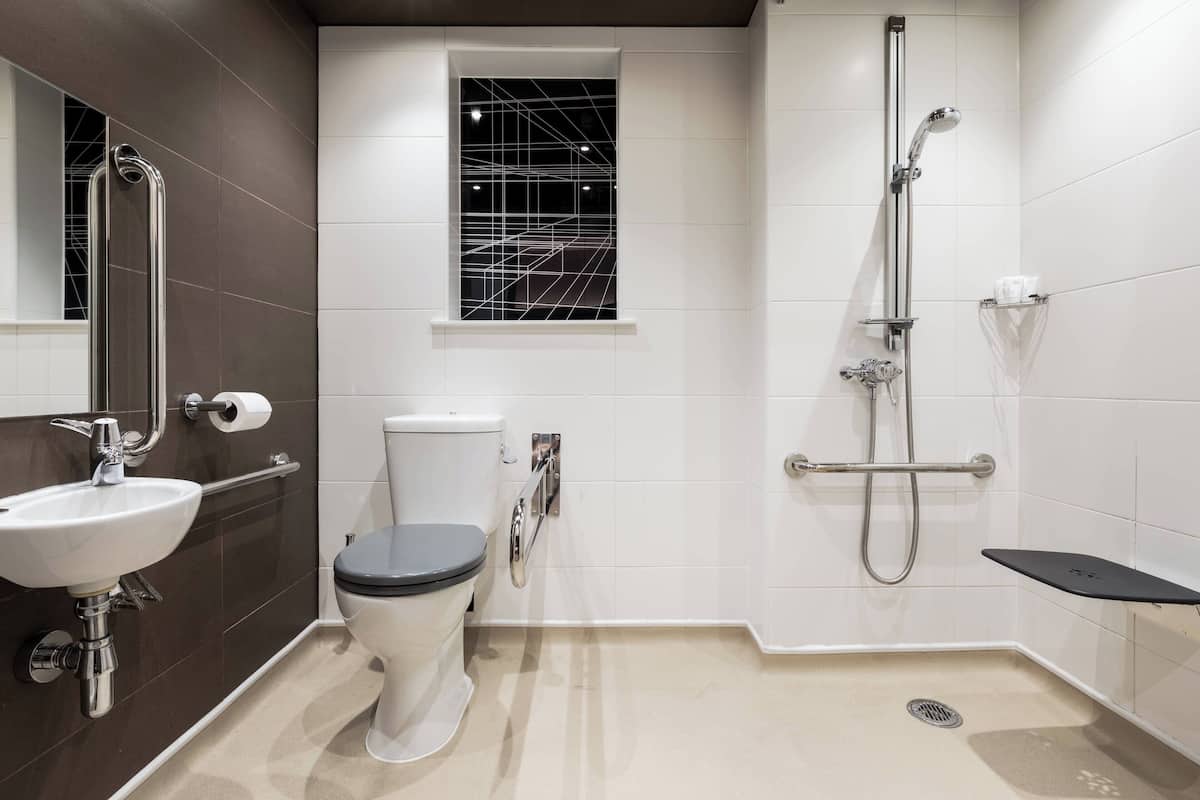 deluxe room, 1 king bed, non smoking | bathroom | shower, free toiletries, hair dryer, towels