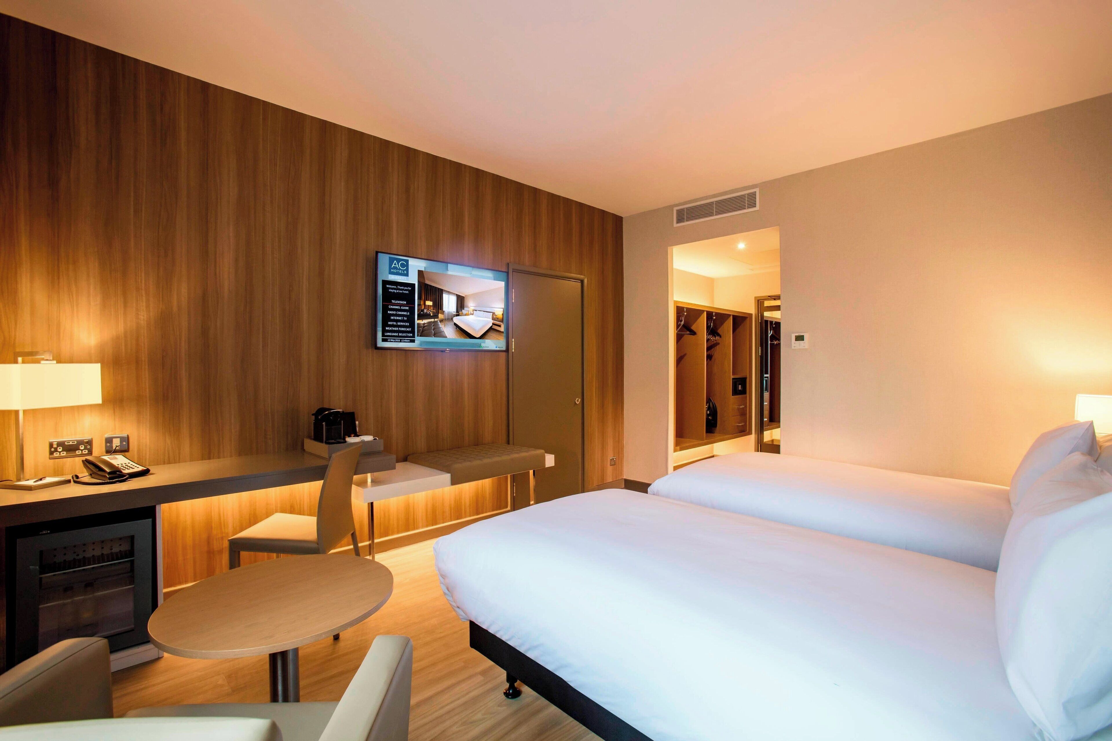 deluxe room, 2 single beds, non smoking | 1 bedroom, pillow-top beds, in-room safe, desk