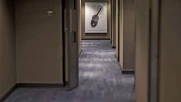 Un pasillo con un cuadro en la pared.