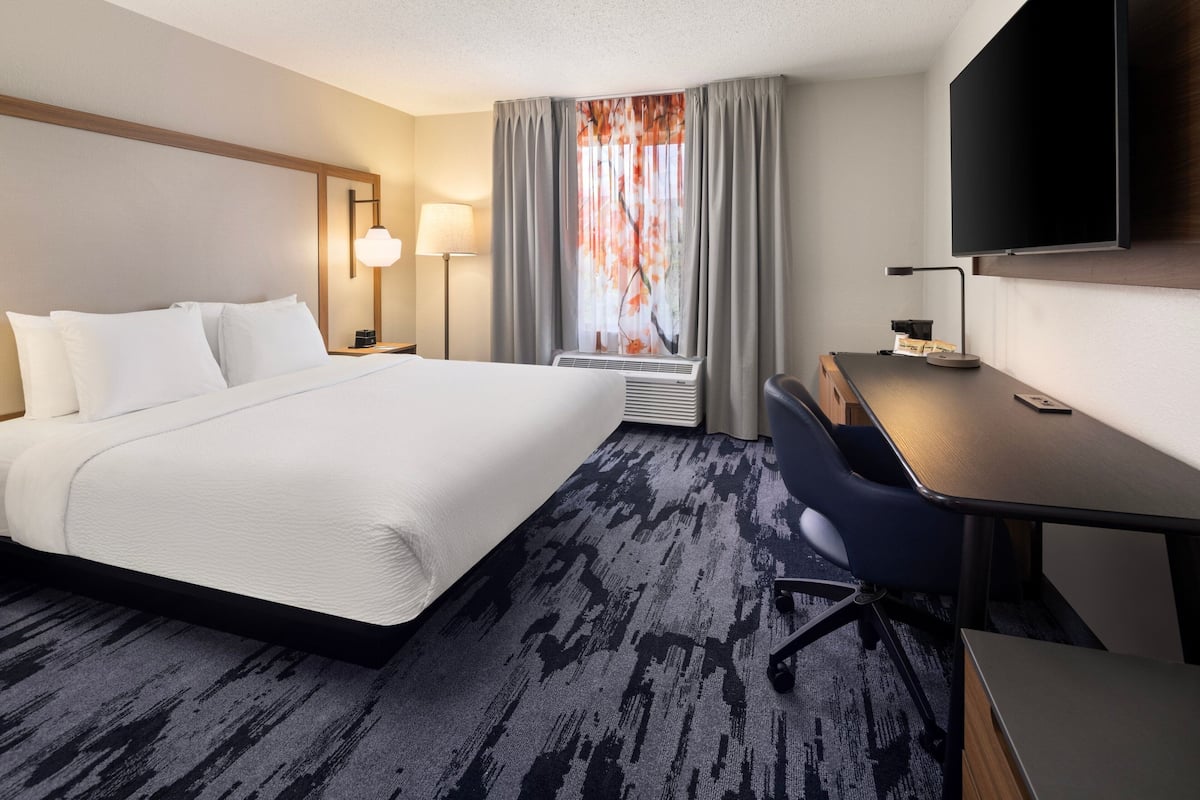 Room, 1 King Bed | In-room safe, desk, laptop workspace, blackout drapes