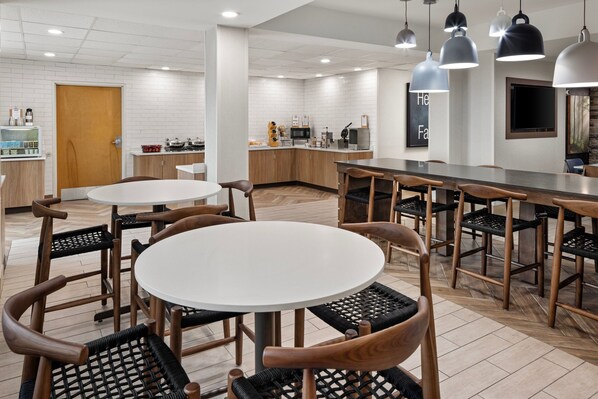 Buffet déjeuner gratuit tous les jours
