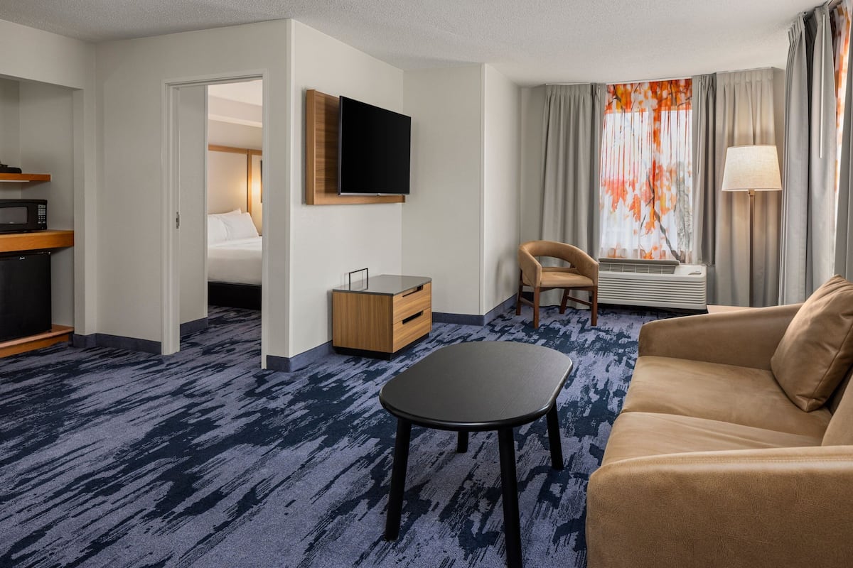 Suite, 1 Bedroom | Living area