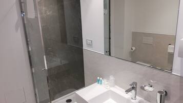 Een douche, een regendouche, gratis toiletartikelen, een haardroger
