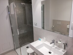 Shower, rainfall showerhead, free toiletries, hair dryer - Novo Hotel Rossi (Verona)