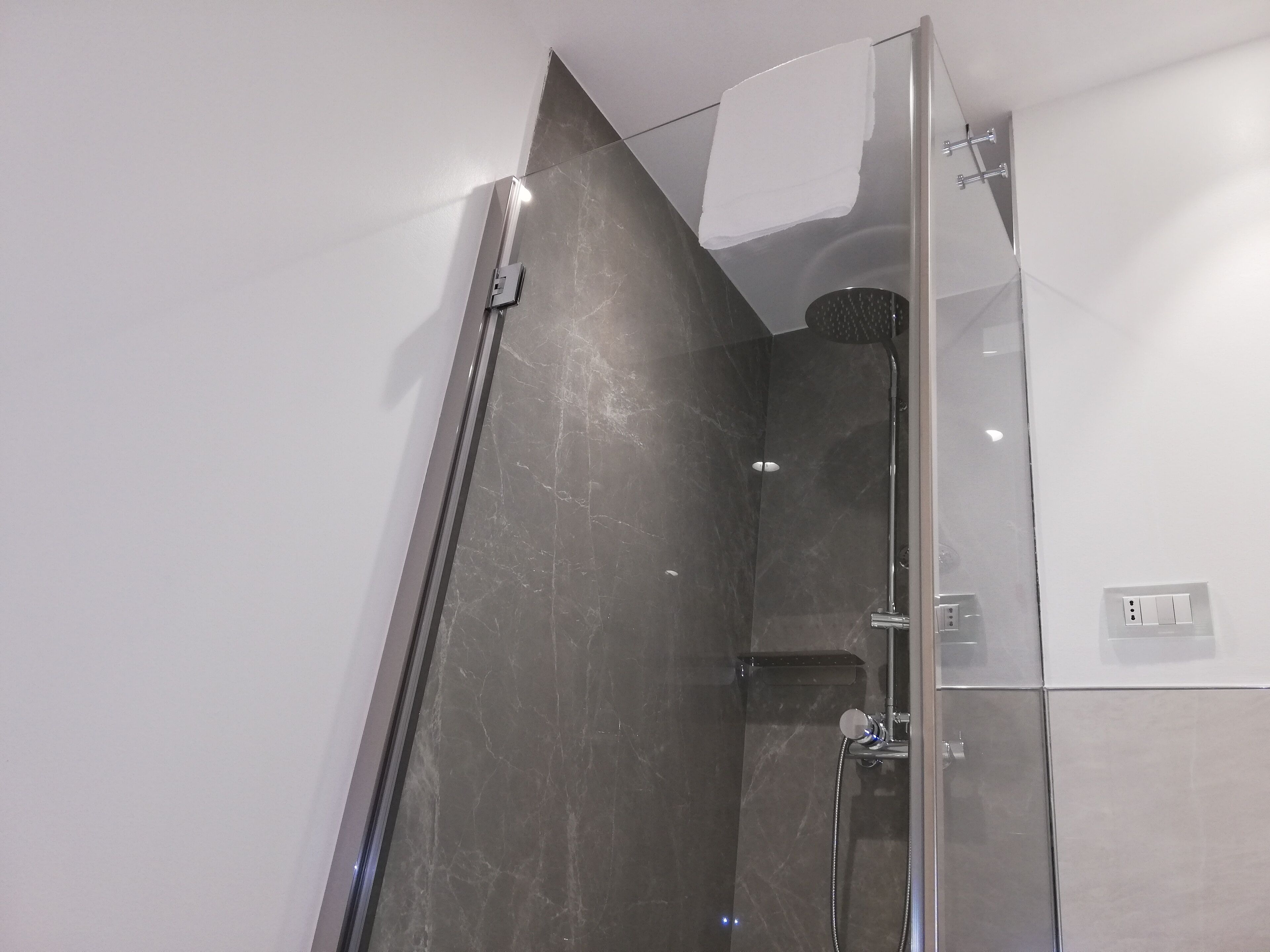 shower, rainfall showerhead, free toiletries, hair dryer