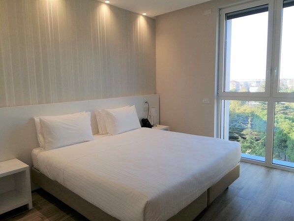 Hypo-allergenic bedding, minibar, desk, blackout curtains