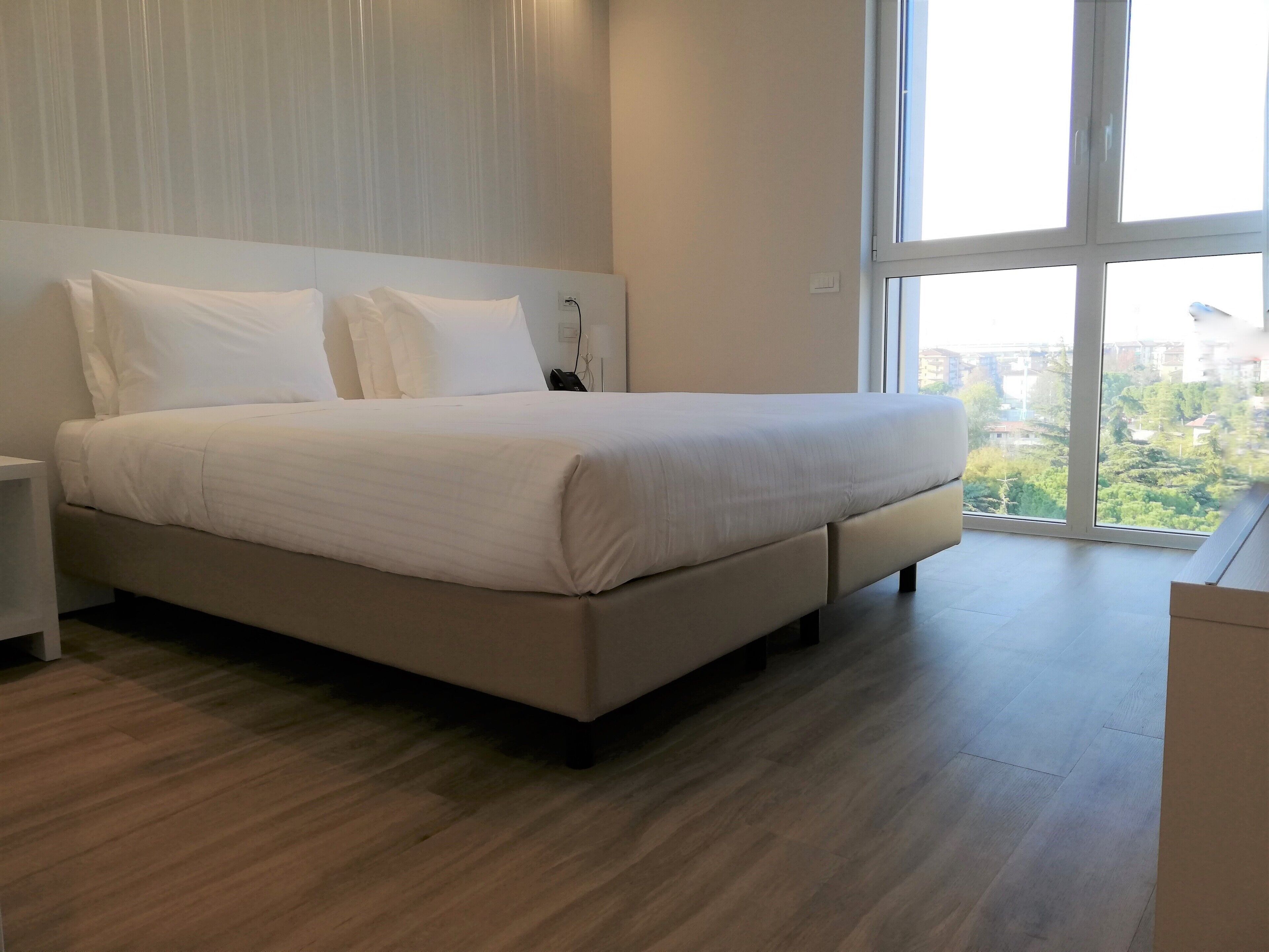 1 bedroom, hypo-allergenic bedding, minibar, desk