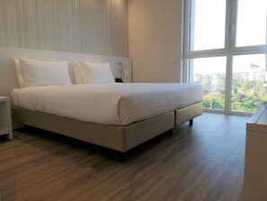 Ropa de cama hipoalergénica, minibar, escritorio y cortinas blackout 