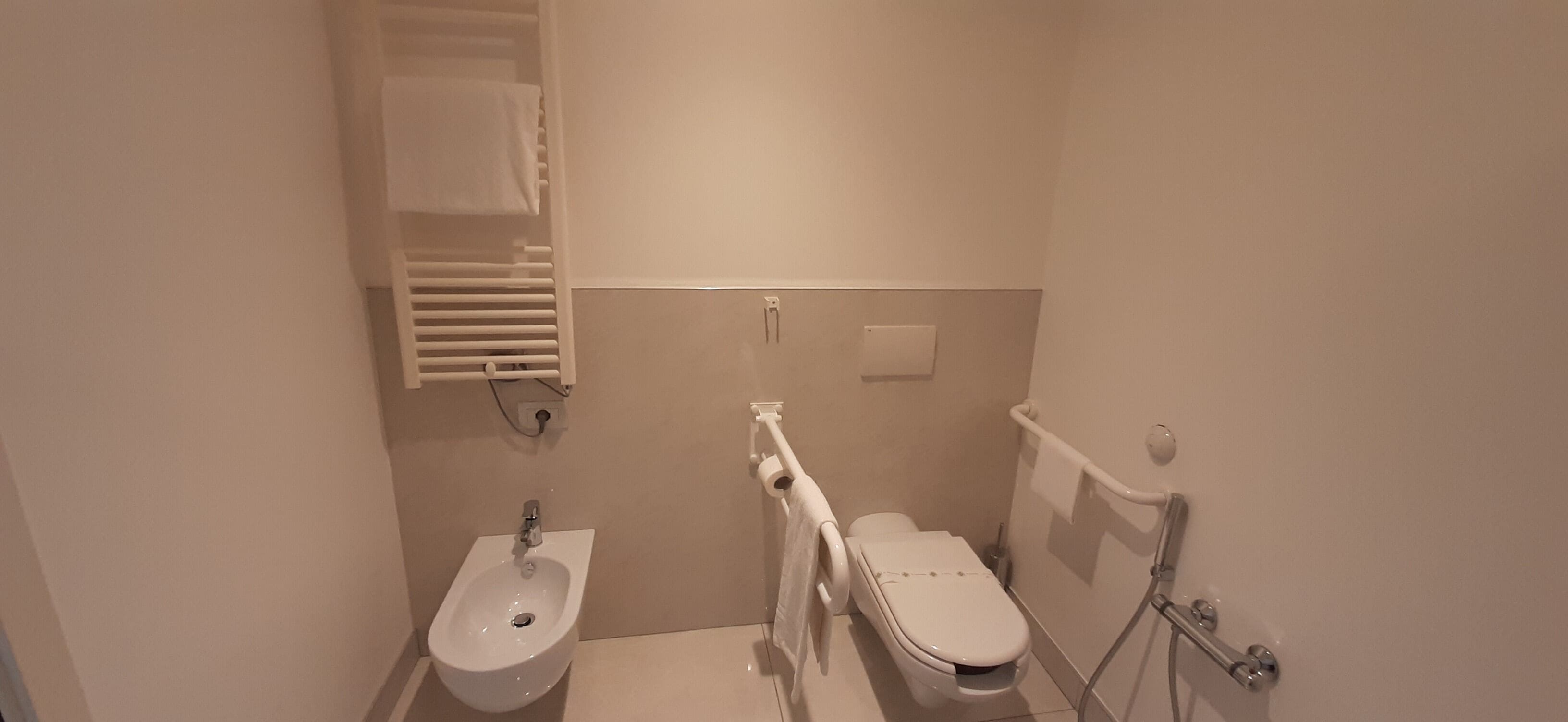 standard double room, accessible | bathroom | shower, rainfall showerhead, free toiletries, hair dryer