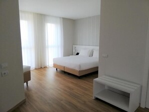 Quadruple Room | Hypo-allergenic bedding, minibar, desk, blackout curtains - Novo Hotel Rossi (Verona)