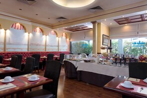 Desayuno buffet (EUR 8 por persona) 