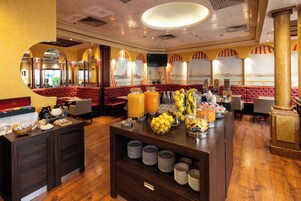 Colazione a buffet, servita tutte le mattine (8 EUR a persona) 