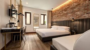 高级房, 多张床 (Converts to 2 Twin Beds) | 迷你吧、客房内保险箱、办公桌、遮光窗帘