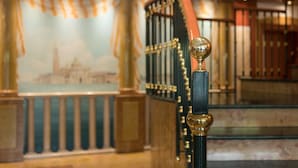 A staircase with ornate balusters and a decorative finial. - Best Western Hotel Tritone (Mestre)