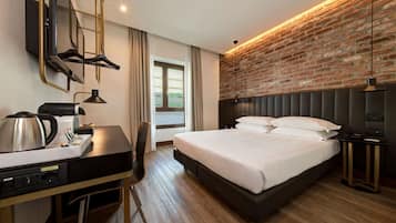 Minibar, coffres-forts dans les chambres, bureau, rideaux occultants
