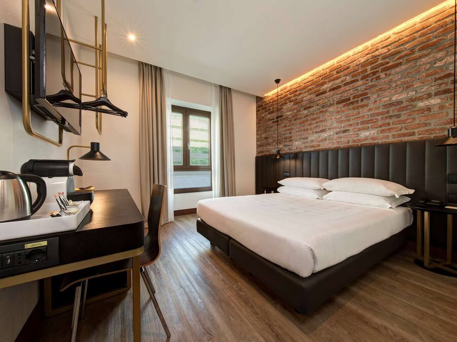 Minibar, caja fuerte, escritorio y cortinas opacas