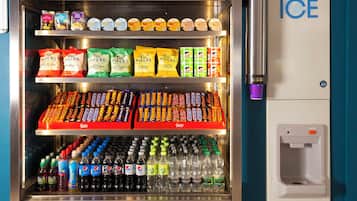 Máquina expendedora con diversas botanas, dulces y bebidas.