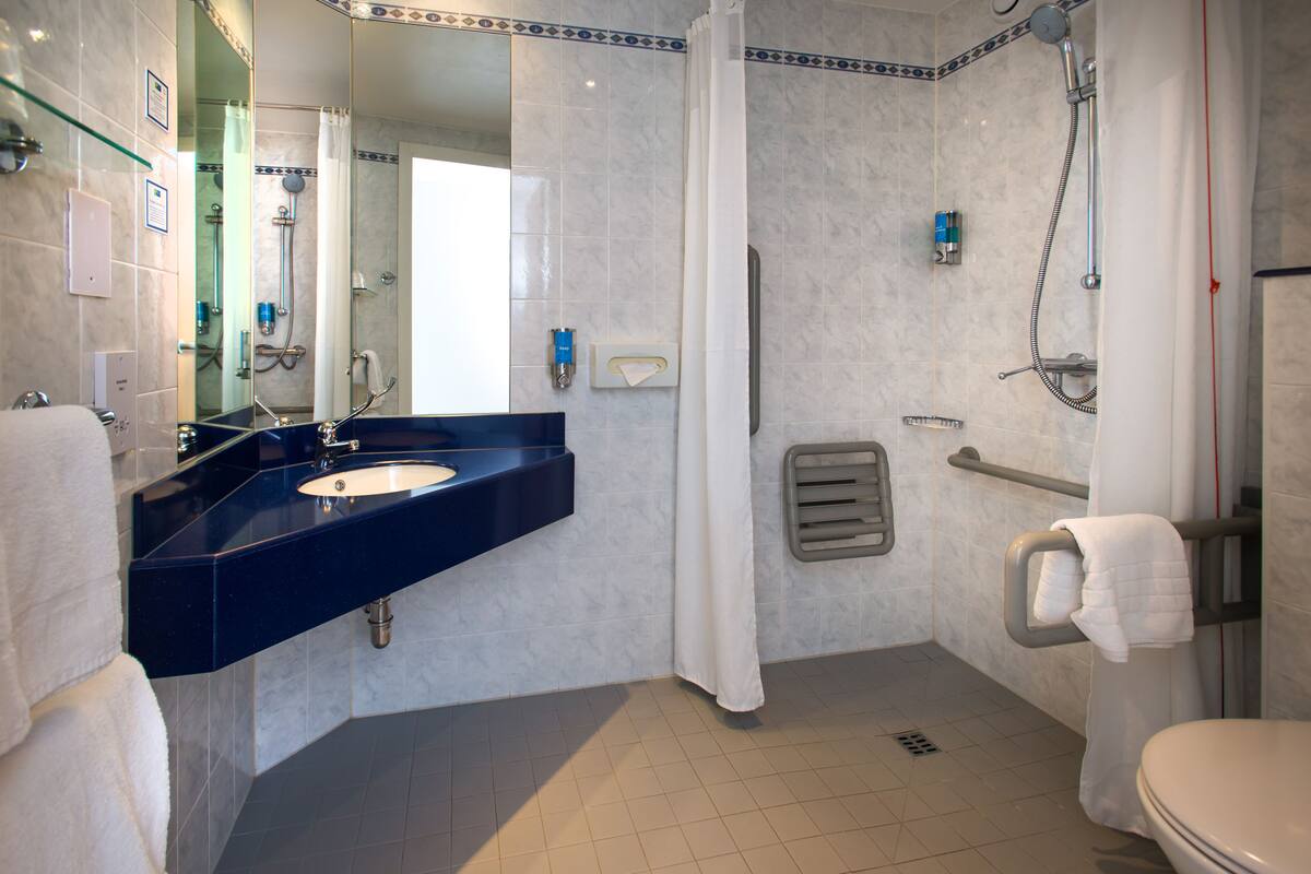 standard room, 1 double bed, accessible (with free hot breakfast) | bathroom | shower, free toiletries, hair dryer, towels