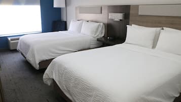 Quarto standard, 2 camas Queen | Cofres nos quartos, escrivaninha, cortinas blackout