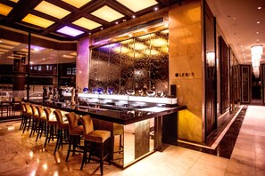 2 bars/lounges