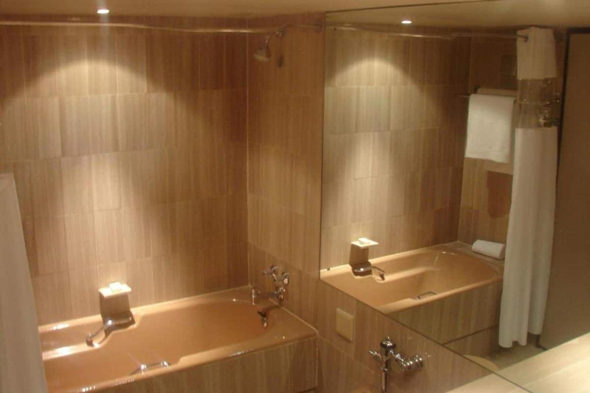Duschwanne, kostenlose Toilettenartikel, Haartrockner, Handtücher