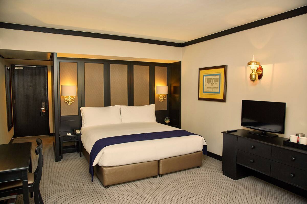 Standard Room | In-room safe, desk, blackout drapes, iron/ironing board (on request)