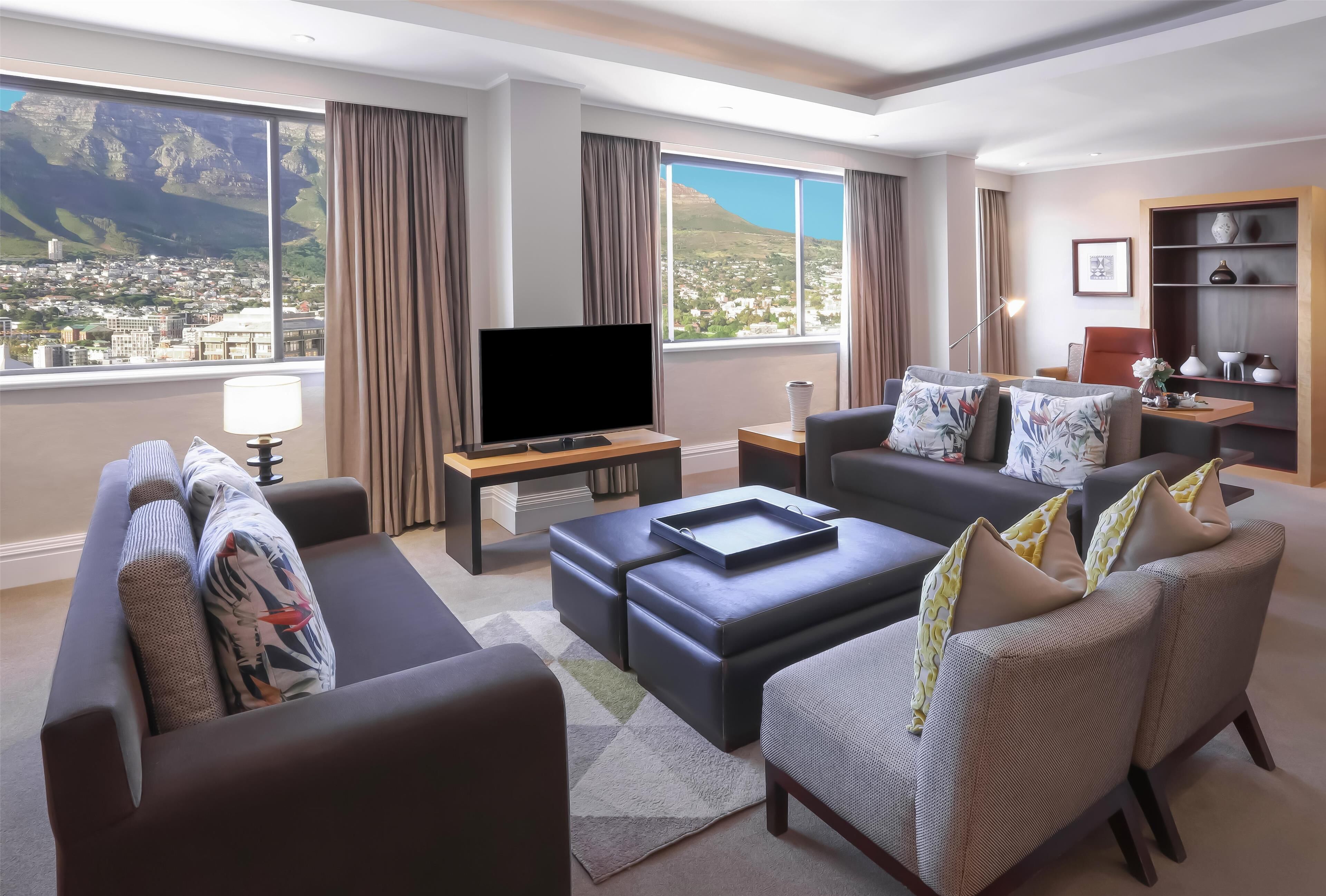Presidential Suite | In-room safe, desk, blackout curtains, iron/ironing board