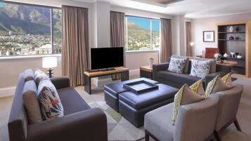 Presidential Suite | In-room safe, desk, blackout drapes, iron/ironing board