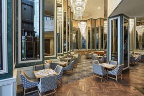 2 bares o lounges 