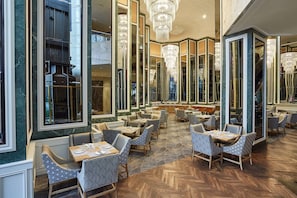 2 bares o lounges