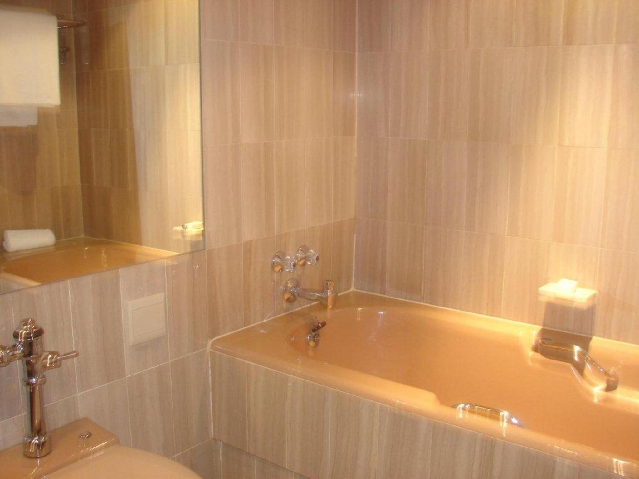 combined shower/bathtub, designer toiletries, hair dryer, towels